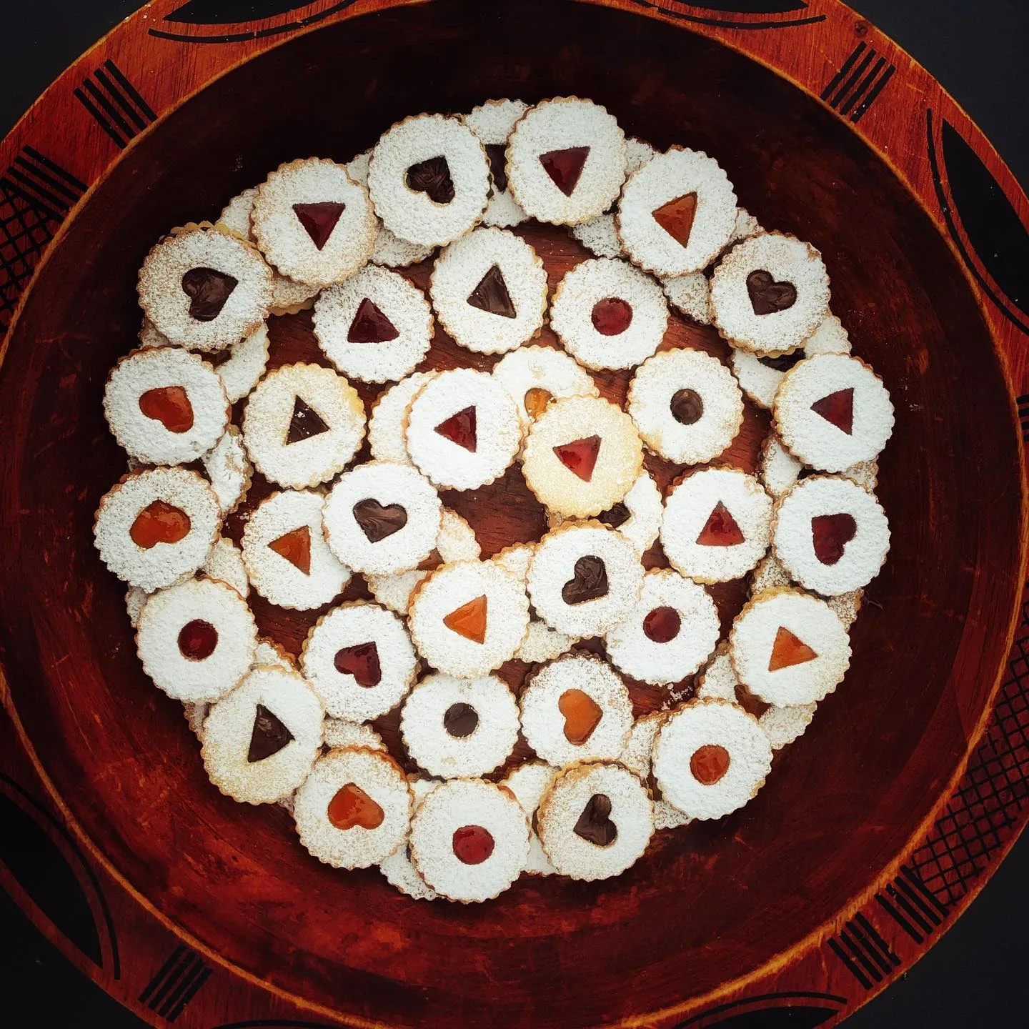Assortiment de pâtisseries dressé en cercle