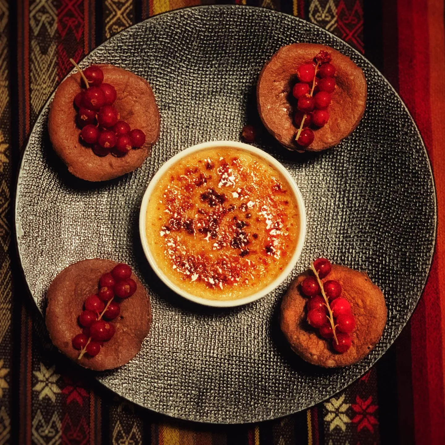 Assiette de desserts préparée pour une réception