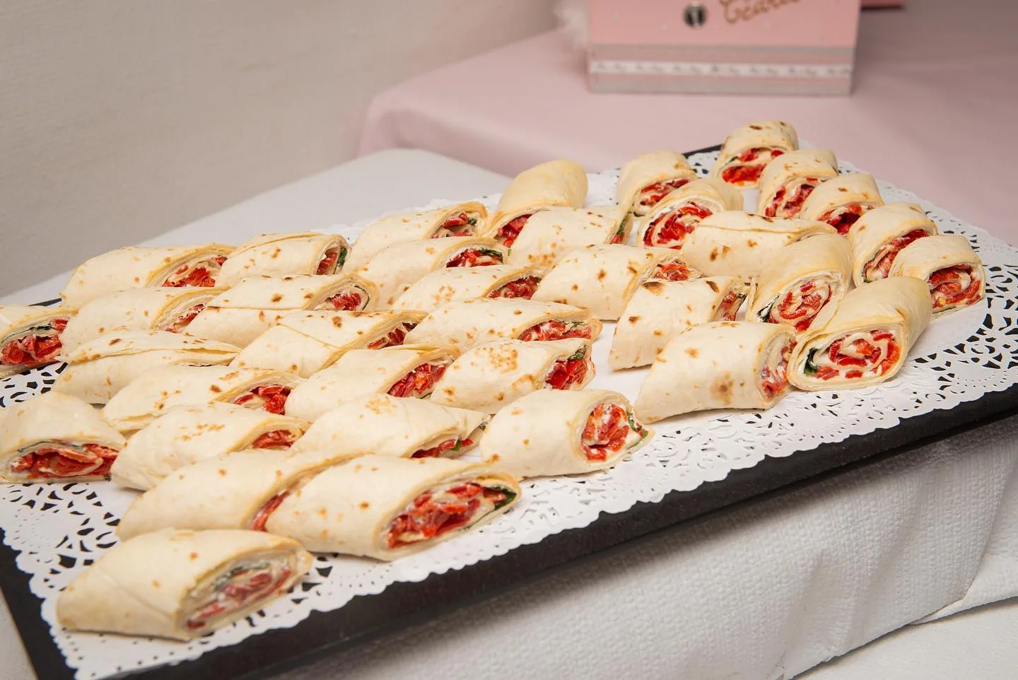 Assortiment de bouchées disposées pour un buffet