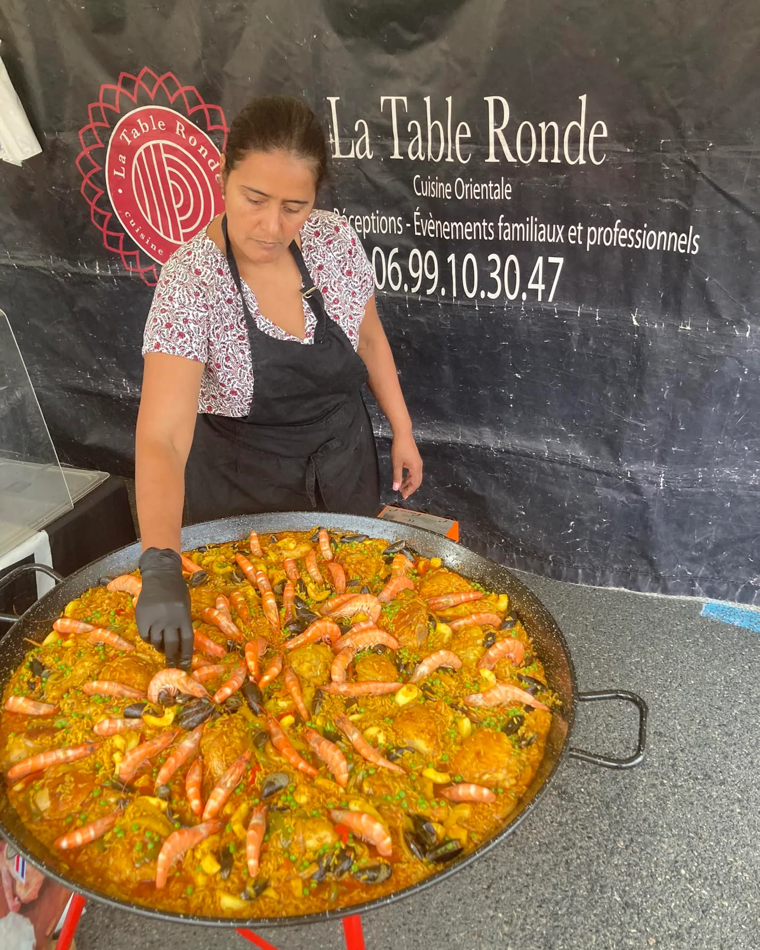 Préparation d’un grand plat devant les invités